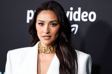 Kanadalı aktris ve model Shay Mitchell, The Mannei takımını giyerek Los Angeles 'taki Amazon Prime Video' nun 