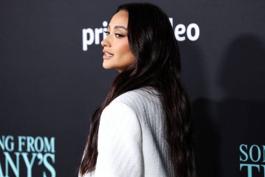 Kanadalı aktris ve model Shay Mitchell, The Mannei takımını giyerek Los Angeles 'taki Amazon Prime Video' nun 