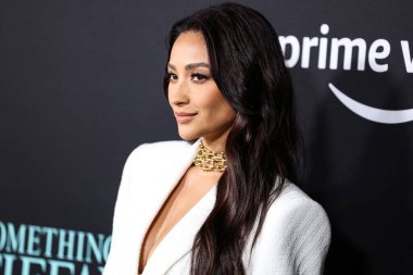 Kanadalı aktris ve model Shay Mitchell, The Mannei takımını giyerek Los Angeles 'taki Amazon Prime Video' nun 