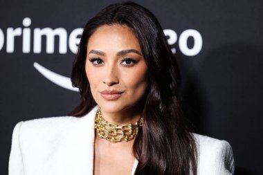Kanadalı aktris ve model Shay Mitchell, The Mannei takımını giyerek Los Angeles 'taki Amazon Prime Video' nun 