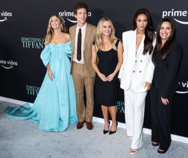 Zoey Deutch, Daryl Wein, Reese Witherspoon, Shay Mitchell ve Lauren Levy Neustadter 29 Kasım 2022 'de Century City, LA, CA' da gerçekleştirilen Amazon Prime Video 'un' Something From Tiffany 'adlı şarkısının Los Angeles galasına geldiler.