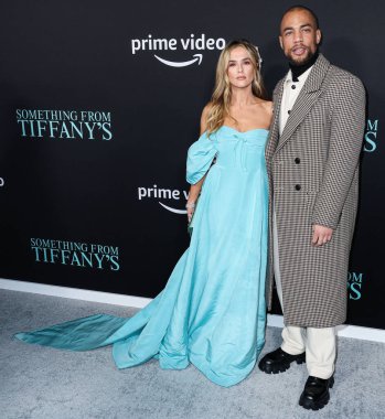 Zoey Deutch ve Kendrick Sampson, 29 Kasım 2022 'de Century City, Los Angeles, Kaliforniya, ABD' de düzenlenen AMC Century City 15 'te düzenlenen Amazon Prime Video' nun Los Angeles Premiere 'ine geldiler..