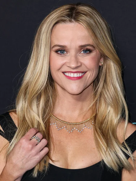 Αμερικανίδα Ηθοποιός Reese Witherspoon Φορώντας Κοσμήματα Tiffany Και Σια Φτάνει — Φωτογραφία Αρχείου