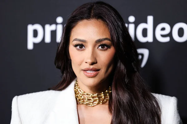 Canadese Actrice Model Shay Mitchell Draagt Een Mannei Pak Tiffany — Stockfoto