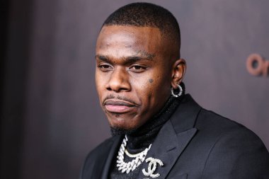 Amerikalı rapçi DaBaby (Jonathan Lyndale Kirk) 30 Kasım 2022 'de Westwood, Los Angeles, Kaliforniya, ABD' deki Regency Village Theatre 'da düzenlenen' Emancipation 'filminin Los Angeles prömiyerine geldi.. 