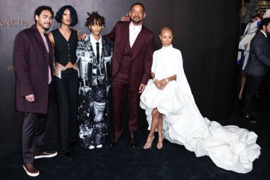 Trey Smith, Willow Smith, Jaden Smith, Will Smith ve Jada Pinkett Smith 30 Kasım 2022 'de Westwood, Los Angeles, Kaliforniya' daki Regency Village Tiyatrosu 'nda gerçekleştirilen Apple' ın Orijinal Filmlerinin Los Angeles 'taki galasına geldiler.