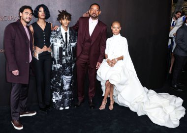 Trey Smith, Willow Smith, Jaden Smith, Will Smith ve Jada Pinkett Smith 30 Kasım 2022 'de Westwood, Los Angeles, Kaliforniya' daki Regency Village Tiyatrosu 'nda gerçekleştirilen Apple' ın Orijinal Filmlerinin Los Angeles 'taki galasına geldiler.