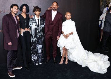 Trey Smith, Willow Smith, Jaden Smith, Will Smith ve Jada Pinkett Smith 30 Kasım 2022 'de Westwood, Los Angeles, Kaliforniya' daki Regency Village Tiyatrosu 'nda gerçekleştirilen Apple' ın Orijinal Filmlerinin Los Angeles 'taki galasına geldiler.