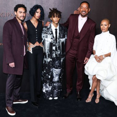 Trey Smith, Willow Smith, Jaden Smith, Will Smith ve Jada Pinkett Smith 30 Kasım 2022 'de Westwood, Los Angeles, Kaliforniya' daki Regency Village Tiyatrosu 'nda gerçekleştirilen Apple' ın Orijinal Filmlerinin Los Angeles 'taki galasına geldiler.