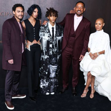 Trey Smith, Willow Smith, Jaden Smith, Will Smith ve Jada Pinkett Smith 30 Kasım 2022 'de Westwood, Los Angeles, Kaliforniya' daki Regency Village Tiyatrosu 'nda gerçekleştirilen Apple' ın Orijinal Filmlerinin Los Angeles 'taki galasına geldiler.