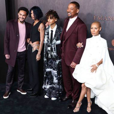 Trey Smith, Willow Smith, Jaden Smith, Will Smith ve Jada Pinkett Smith 30 Kasım 2022 'de Westwood, Los Angeles, Kaliforniya' daki Regency Village Tiyatrosu 'nda gerçekleştirilen Apple' ın Orijinal Filmlerinin Los Angeles 'taki galasına geldiler.