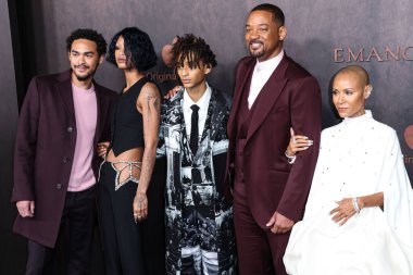 Trey Smith, Willow Smith, Jaden Smith, Will Smith ve Jada Pinkett Smith 30 Kasım 2022 'de Westwood, Los Angeles, Kaliforniya' daki Regency Village Tiyatrosu 'nda gerçekleştirilen Apple' ın Orijinal Filmlerinin Los Angeles 'taki galasına geldiler.
