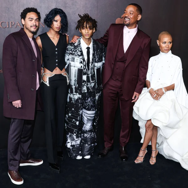 Trey Smith, Willow Smith, Jaden Smith, Will Smith ve Jada Pinkett Smith 30 Kasım 2022 'de Westwood, Los Angeles, Kaliforniya' daki Regency Village Tiyatrosu 'nda gerçekleştirilen Apple' ın Orijinal Filmlerinin Los Angeles 'taki galasına geldiler.