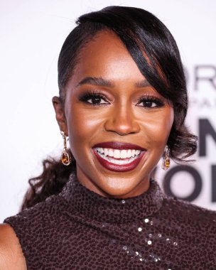 Amerikalı aktris Aja Naomi King, 1 Aralık 2022 'de Los Angeles Ebell, Kaliforniya, ABD' de düzenlenen L 'Oreal Paris' Değerli Kadınlar 2022 kutlamasına geldi..