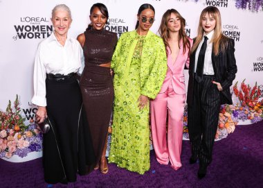Helen Mirren, Aja Naomi King, Camila Cabello, H.E.R. (Gabriella Sarmiento Wilson) ve Katherine Langford 1 Aralık 2022 'de Los Angeles, Kaliforniya' da düzenlenen L 'Oreal Paris' deki Kadınlar Kutlaması 'na geldiler.