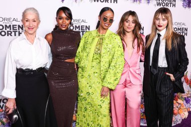 Helen Mirren, Aja Naomi King, Camila Cabello, H.E.R. (Gabriella Sarmiento Wilson) ve Katherine Langford 1 Aralık 2022 'de Los Angeles, Kaliforniya' da düzenlenen L 'Oreal Paris' deki Kadınlar Kutlaması 'na geldiler.