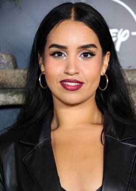 Alexia Del Valle, Disney + Original Series 'National Treasure: Edge of History 1. Sezon Kırmızı Halı Etkinliği' ne 5 Aralık 2022 'de Hollywood, Los Angeles, Kaliforniya, ABD' deki El Capitan Tiyatrosu 'nda geldi.