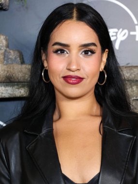 Alexia Del Valle, Disney + Original Series 'National Treasure: Edge of History 1. Sezon Kırmızı Halı Etkinliği' ne 5 Aralık 2022 'de Hollywood, Los Angeles, Kaliforniya, ABD' deki El Capitan Tiyatrosu 'nda geldi.