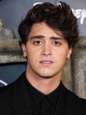Antonio Cipriano, Disney + Original Series 'National Treasure: Edge of History 1. Sezon Kırmızı Halı Etkinliği' ne 5 Aralık 2022 'de Hollywood, Los Angeles, Kaliforniya, ABD' de El Capitan Tiyatrosu 'nda geldi..