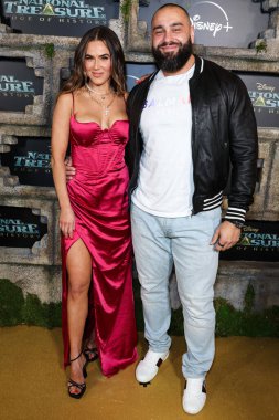 CJ Perry ve Miro (Miroslav Barnyashev), Disney + Original Series 'National Treasure: Edge Of History' 1. Sezon Kırmızı Halı Etkinliği 'ne 5 Aralık 2022' de Hollywood, Los Angeles, Kaliforniya, ABD 'de düzenlenen El Capitan Tiyatrosu' nda geldiler..