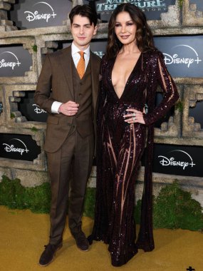 Dylan Michael Douglas ve annesi Catherine Zeta-Jones, Disney + Original Series 'National Treasure: Edge of History' 1. Sezon Kırmızı Halı Etkinliği 'ne 5 Aralık 2022' de Hollywood, Los Angeles, Kaliforniya, ABD 'de gerçekleştirildi.