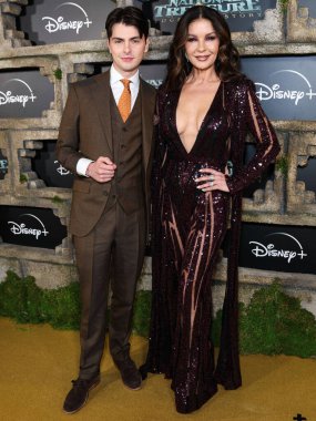 Dylan Michael Douglas ve annesi Catherine Zeta-Jones, Disney + Original Series 'National Treasure: Edge of History' 1. Sezon Kırmızı Halı Etkinliği 'ne 5 Aralık 2022' de Hollywood, Los Angeles, Kaliforniya, ABD 'de gerçekleştirildi.