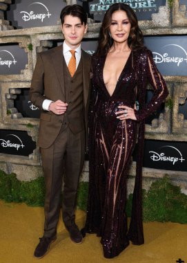 Dylan Michael Douglas ve annesi Catherine Zeta-Jones, Disney + Original Series 'National Treasure: Edge of History' 1. Sezon Kırmızı Halı Etkinliği 'ne 5 Aralık 2022' de Hollywood, Los Angeles, Kaliforniya, ABD 'de gerçekleştirildi.