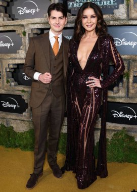 Dylan Michael Douglas ve annesi Catherine Zeta-Jones, Disney + Original Series 'National Treasure: Edge of History' 1. Sezon Kırmızı Halı Etkinliği 'ne 5 Aralık 2022' de Hollywood, Los Angeles, Kaliforniya, ABD 'de gerçekleştirildi.