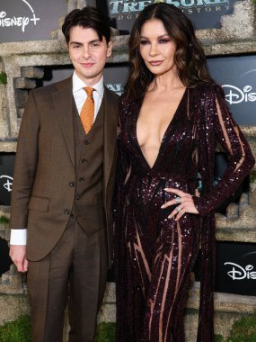 Dylan Michael Douglas ve annesi Catherine Zeta-Jones, Disney + Original Series 'National Treasure: Edge of History' 1. Sezon Kırmızı Halı Etkinliği 'ne 5 Aralık 2022' de Hollywood, Los Angeles, Kaliforniya, ABD 'de gerçekleştirildi.