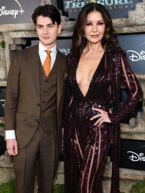 Dylan Michael Douglas ve annesi Catherine Zeta-Jones, Disney + Original Series 'National Treasure: Edge of History' 1. Sezon Kırmızı Halı Etkinliği 'ne 5 Aralık 2022' de Hollywood, Los Angeles, Kaliforniya, ABD 'de gerçekleştirildi.