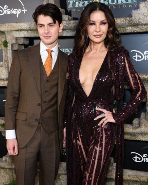 Dylan Michael Douglas ve annesi Catherine Zeta-Jones, Disney + Original Series 'National Treasure: Edge of History' 1. Sezon Kırmızı Halı Etkinliği 'ne 5 Aralık 2022' de Hollywood, Los Angeles, Kaliforniya, ABD 'de gerçekleştirildi.