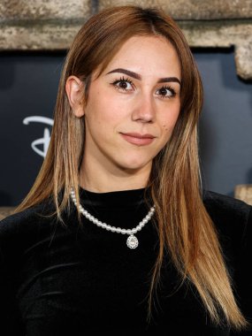 Esthalla Ortiz, Disney + Original Series 'National Treasure: Edge of History 1. Sezon Kırmızı Halı Etkinliği' ne 5 Aralık 2022 'de Hollywood, Los Angeles, Kaliforniya, ABD' de El Capitan Tiyatrosu 'nda katıldı..