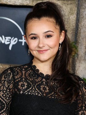 Eva Ariel Binder, Disney + Original Series 'National Treasure: Edge of History 1. Sezon Kırmızı Halı Etkinliği' ne 5 Aralık 2022 'de Hollywood, Los Angeles, Kaliforniya, ABD' de El Capitan Tiyatrosu 'nda geldi.. 