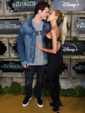 Gleb Savchenko ve Elena Belle, Disney + Original Series 'National Treasure: Edge of History' Sezon 1 Kırmızı Halı Etkinliği 'ne 5 Aralık 2022' de Hollywood, Los Angeles, Kaliforniya, ABD 'de gerçekleştirildi.. 