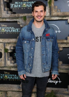 Gleb Savchenko, Disney + Original Series 'National Treasure: Edge of History' Sezon 1 Kırmızı Halı Etkinliği 'ne 5 Aralık 2022' de Hollywood, Los Angeles, Kaliforniya, ABD 'de El Capitan Tiyatrosu' nda gerçekleşti.