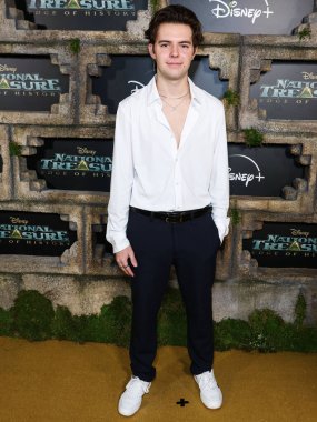 JT Casey, Disney + Original Series 'National Treasure: Edge of History 1. Sezon Kırmızı Halı Etkinliği' ne 5 Aralık 2022 'de Hollywood, Los Angeles, Kaliforniya, ABD' de El Capitan Tiyatrosu 'nda geldi.. 