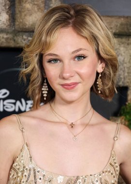 Lily Brooks O 'Briant, Disney + Original Series' National Treasure: Edge of History 1. Sezon Kırmızı Halı Etkinliği 'ne 5 Aralık 2022' de Hollywood, Los Angeles, Kaliforniya 'da gerçekleştirildi..