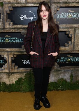 Micaela Wittman, Disney + Original Series 'National Treasure: Edge of History 1. Sezon Kırmızı Halı Etkinliği' ne 5 Aralık 2022 'de Hollywood, Los Angeles, Kaliforniya, ABD' de El Capitan Tiyatrosu 'nda geldi..