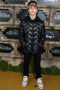 Reif Harrison, Disney + Original Series 'National Treasure: Edge of History 1. Sezon Kırmızı Halı Etkinliği' ne 5 Aralık 2022 'de Hollywood, Los Angeles, Kaliforniya, ABD' de El Capitan Tiyatrosu 'nda katıldı.