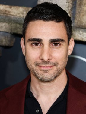 Tommy Savas, Disney + Original Series 'National Treasure: Edge of History 1. Sezon Kırmızı Halı Etkinliği' ne 5 Aralık 2022 'de Hollywood, Los Angeles, Kaliforniya, ABD' de El Capitan Tiyatrosu 'nda katıldı.. 