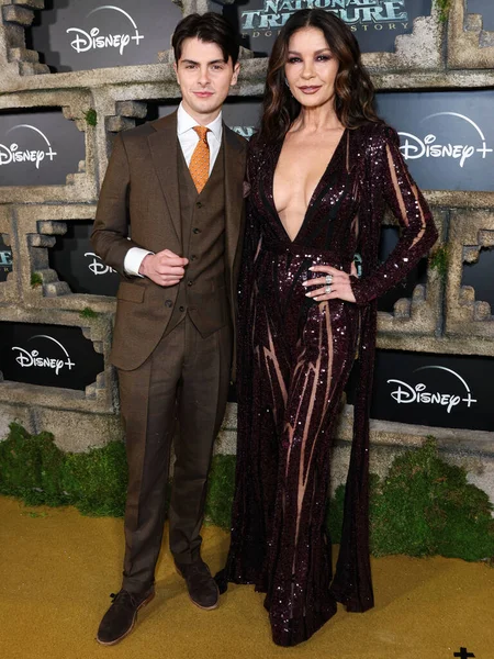 Dylan Michael Douglas ve annesi Catherine Zeta-Jones, Disney + Original Series 'National Treasure: Edge of History' 1. Sezon Kırmızı Halı Etkinliği 'ne 5 Aralık 2022' de Hollywood, Los Angeles, Kaliforniya, ABD 'de gerçekleştirildi.