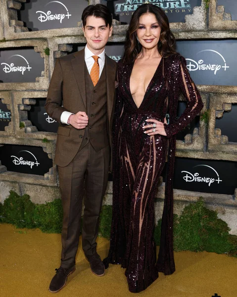 Dylan Michael Douglas ve annesi Catherine Zeta-Jones, Disney + Original Series 'National Treasure: Edge of History' 1. Sezon Kırmızı Halı Etkinliği 'ne 5 Aralık 2022' de Hollywood, Los Angeles, Kaliforniya, ABD 'de gerçekleştirildi.