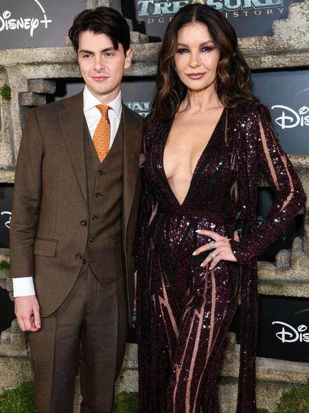 Dylan Michael Douglas ve annesi Catherine Zeta-Jones, Disney + Original Series 'National Treasure: Edge of History' 1. Sezon Kırmızı Halı Etkinliği 'ne 5 Aralık 2022' de Hollywood, Los Angeles, Kaliforniya, ABD 'de gerçekleştirildi.