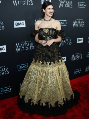 Amerikalı aktris Alexandra Daddario, 7 Aralık 2022 'de Hollywood, Los Angeles, Kaliforniya, ABD' deki Harmony Gold Tiyatrosu 'nda düzenlenen AMC Networks' Anne Rice 'ın Mayfair Cadıları' nın Los Angeles galasına geldi..
