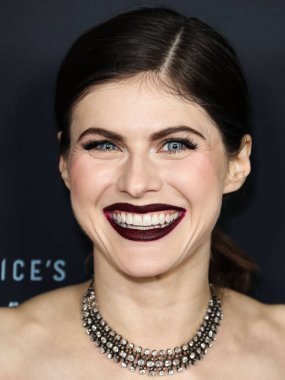 Amerikalı aktris Alexandra Daddario, 7 Aralık 2022 'de Hollywood, Los Angeles, Kaliforniya, ABD' deki Harmony Gold Tiyatrosu 'nda düzenlenen AMC Networks' Anne Rice 'ın Mayfair Cadıları' nın Los Angeles galasına geldi..