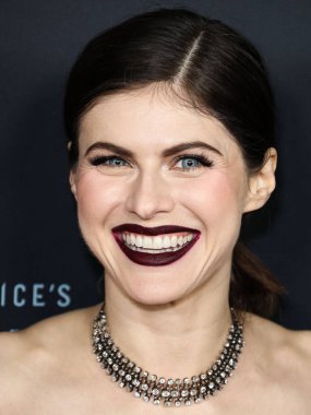 Amerikalı aktris Alexandra Daddario, 7 Aralık 2022 'de Hollywood, Los Angeles, Kaliforniya, ABD' deki Harmony Gold Tiyatrosu 'nda düzenlenen AMC Networks' Anne Rice 'ın Mayfair Cadıları' nın Los Angeles galasına geldi..