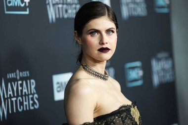 Amerikalı aktris Alexandra Daddario, 7 Aralık 2022 'de Hollywood, Los Angeles, Kaliforniya, ABD' deki Harmony Gold Tiyatrosu 'nda düzenlenen AMC Networks' Anne Rice 'ın Mayfair Cadıları' nın Los Angeles galasına geldi..