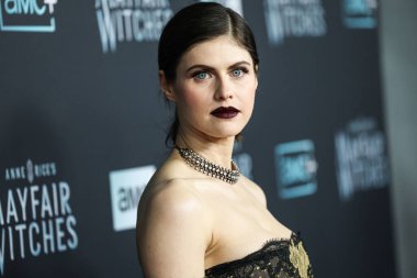 Amerikalı aktris Alexandra Daddario, 7 Aralık 2022 'de Hollywood, Los Angeles, Kaliforniya, ABD' deki Harmony Gold Tiyatrosu 'nda düzenlenen AMC Networks' Anne Rice 'ın Mayfair Cadıları' nın Los Angeles galasına geldi..