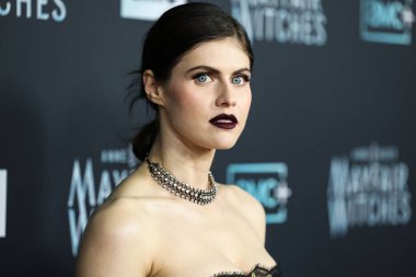 Amerikalı aktris Alexandra Daddario, 7 Aralık 2022 'de Hollywood, Los Angeles, Kaliforniya, ABD' deki Harmony Gold Tiyatrosu 'nda düzenlenen AMC Networks' Anne Rice 'ın Mayfair Cadıları' nın Los Angeles galasına geldi..