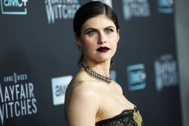 Amerikalı aktris Alexandra Daddario, 7 Aralık 2022 'de Hollywood, Los Angeles, Kaliforniya, ABD' deki Harmony Gold Tiyatrosu 'nda düzenlenen AMC Networks' Anne Rice 'ın Mayfair Cadıları' nın Los Angeles galasına geldi..